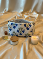 Kit 3 trousses de différentes tailles Blanche et bleue  – Design Fleurs