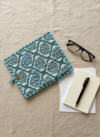 Pochette de tablette / liseuse – 22 × 26 cm – Motif textile bleu