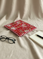 Pochette de tablette / liseuse – 22 × 26 cm – Motif textile Rouge