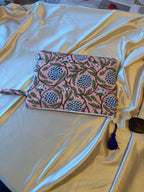 💻 Pochette pour MacBook 13 pouces rose et bleue design fleurs  – Ajustement parfait & protection élégantE