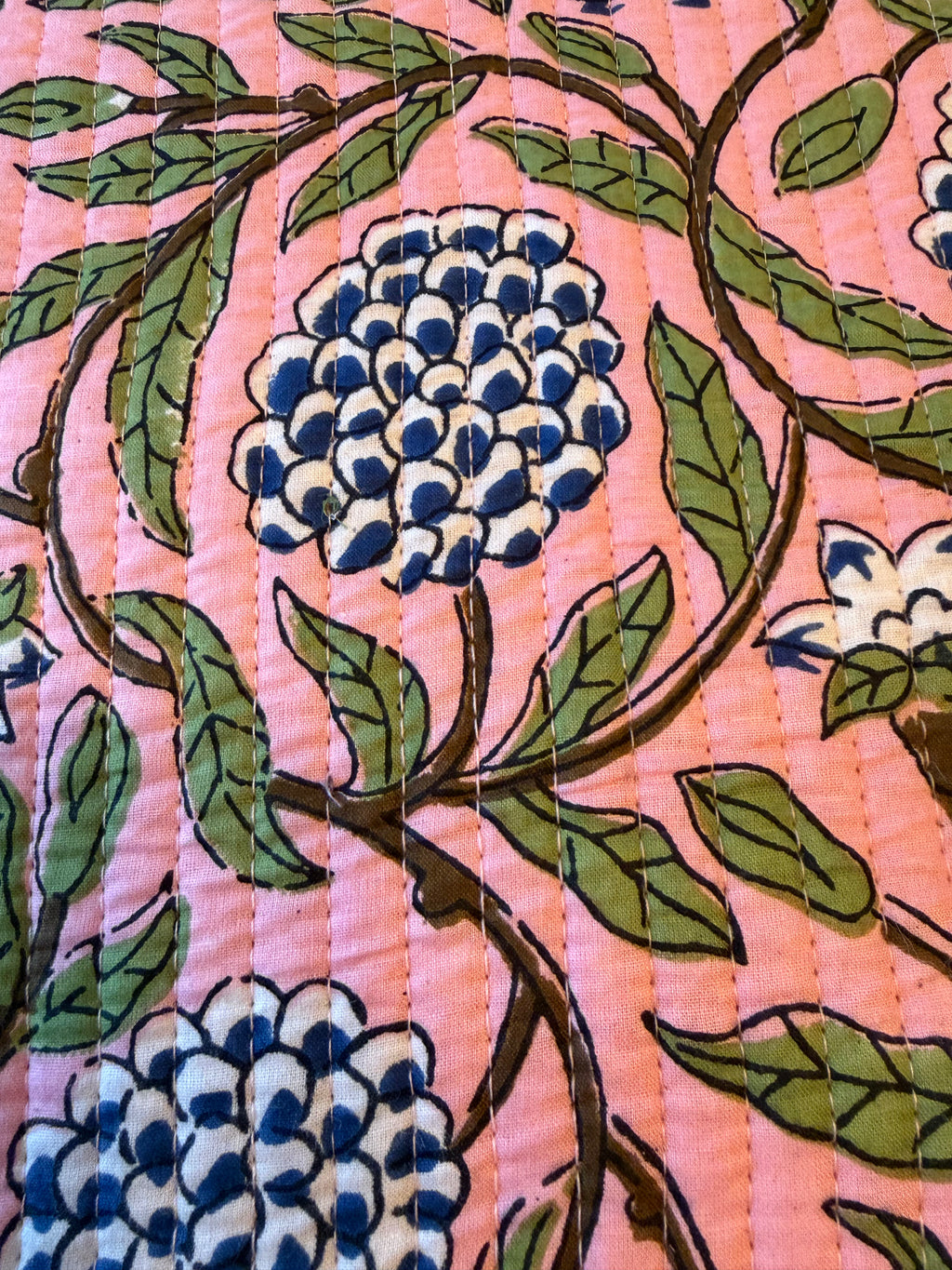 💻 Pochette pour MacBook 13 pouces rose et bleue design fleurs  – Ajustement parfait & protection élégantE