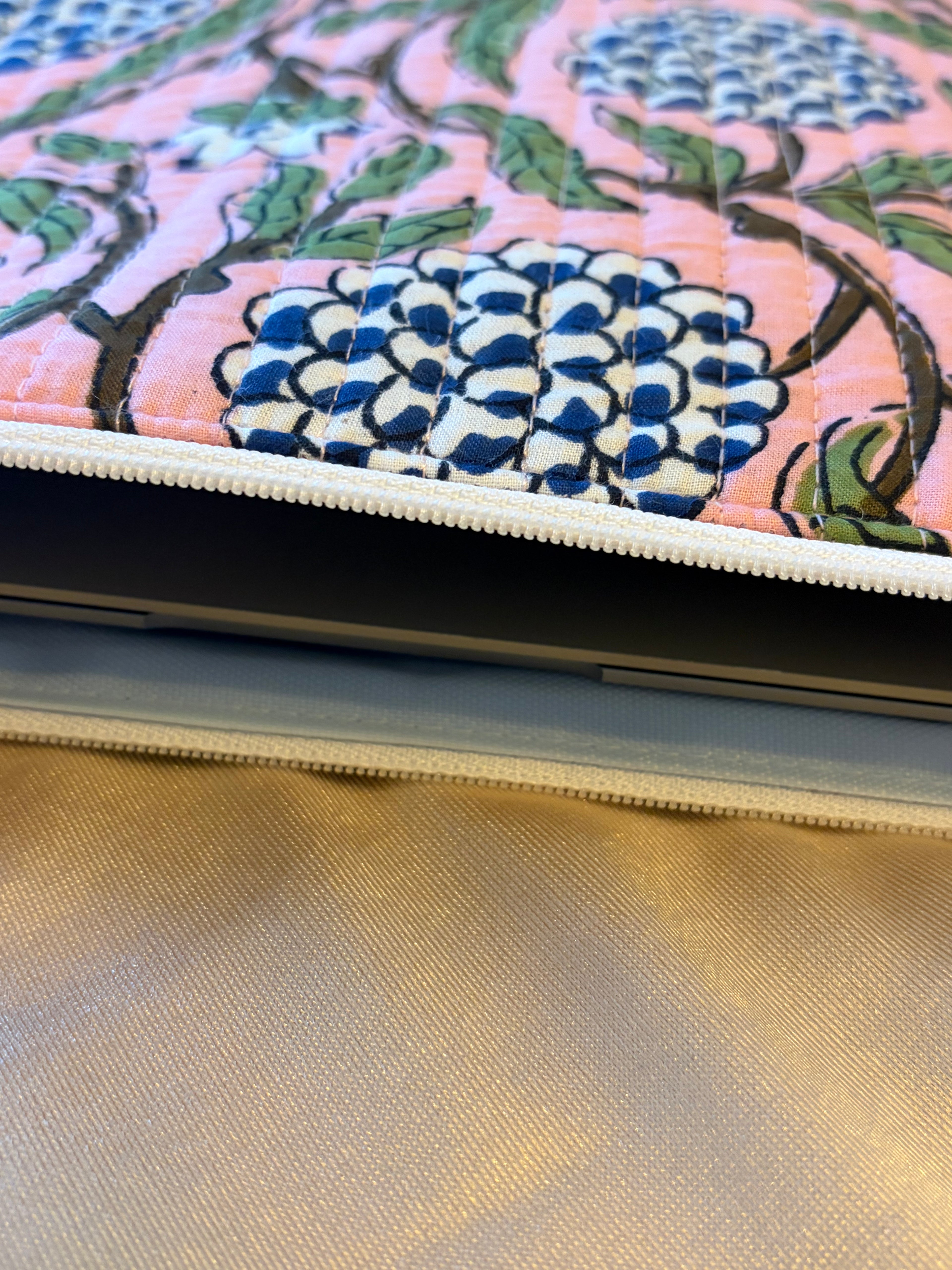 💻 Pochette pour MacBook 13 pouces rose et bleue design fleurs  – Ajustement parfait & protection élégantE