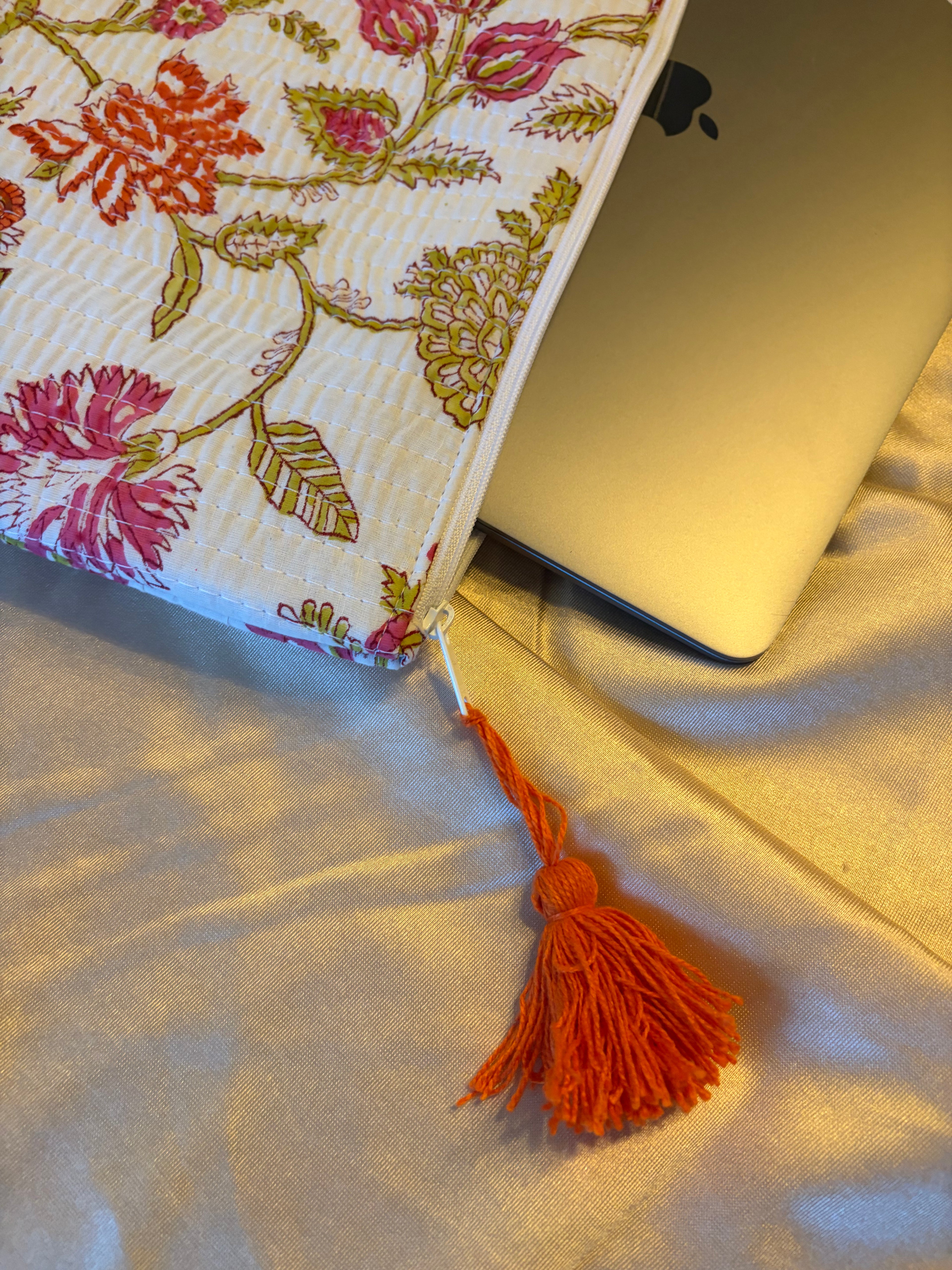 💻 Pochette MacBook 15" (2023–2025) – 38 × 26 cm – Ouverture zip 34,9 cm – Motif Floral