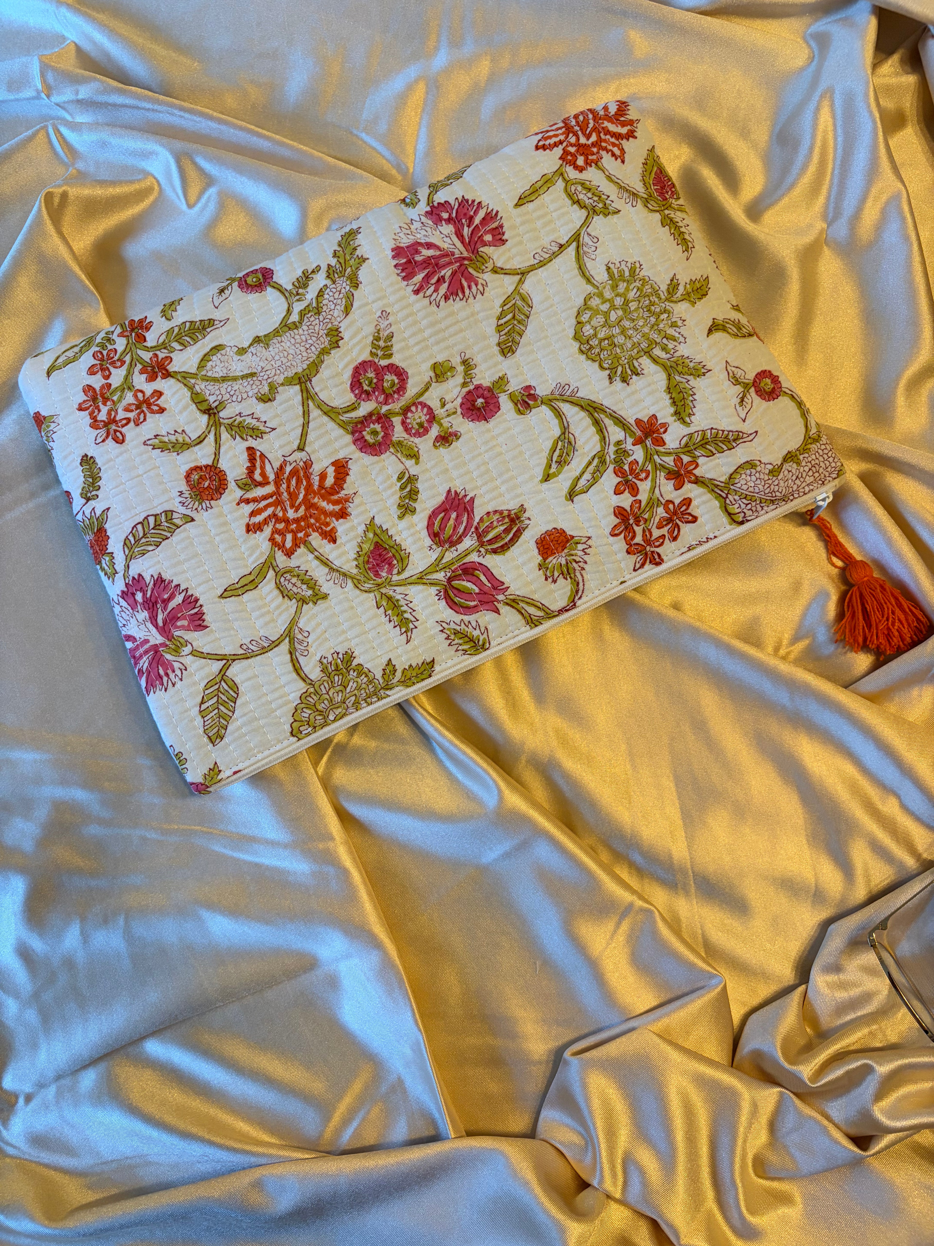 💻 Pochette MacBook 15" (2023–2025) – 38 × 26 cm – Ouverture zip 34,9 cm – Motif Floral