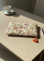 💻 Pochette MacBook 15" (2023–2025) – 38 × 26 cm – Ouverture zip 34,9 cm – Motif Floral