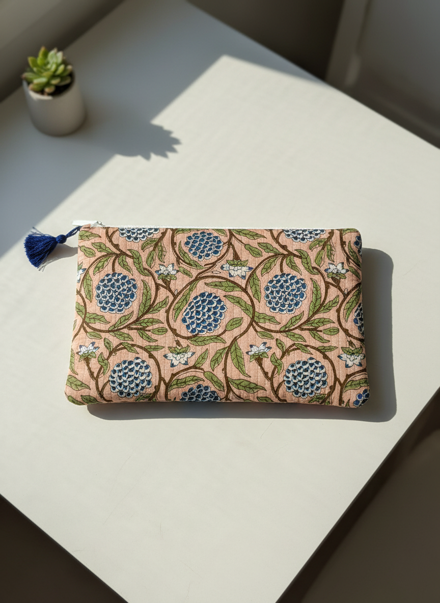 💻 Pochette pour MacBook 13 pouces rose et bleue design fleurs  – Ajustement parfait & protection élégantE