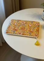 💻 Pochette MacBook 15" (2023–2025) – 38 × 26 cm – Ouverture zip 34,9 cm – Motif Floral