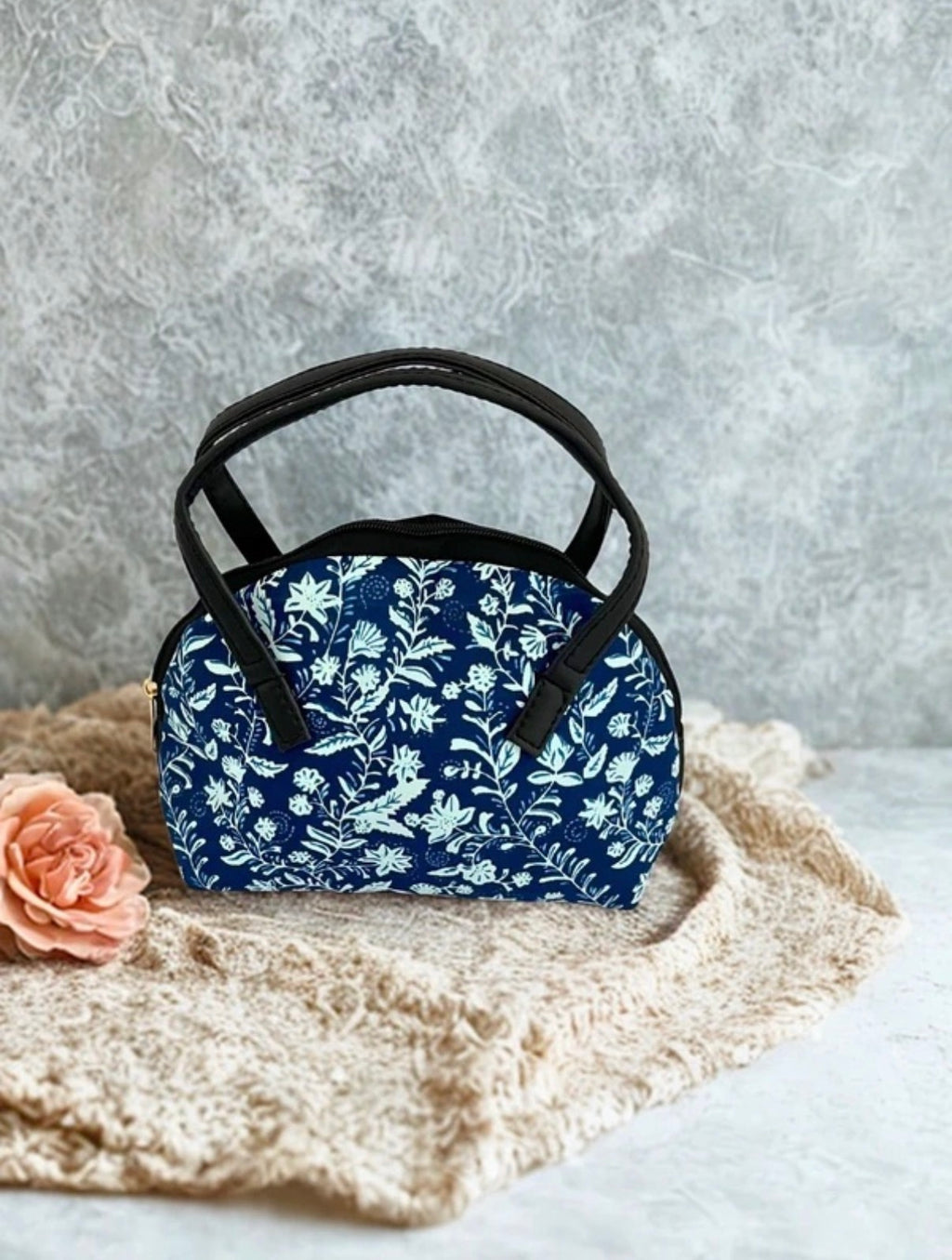 Sac à main floral compact 16 x 24 cm transporter l’essentiel : clés, portefeuille et téléphone similicuir Noir