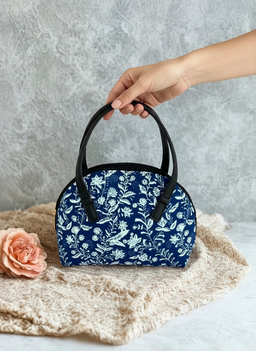 Sac à main floral compact 16 x 24 cm transporter l’essentiel : clés, portefeuille et téléphone similicuir Noir
