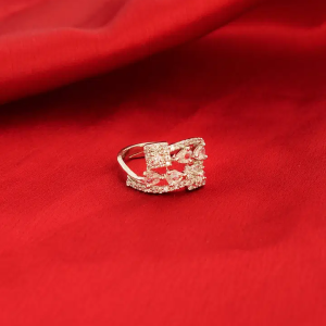 Bague dorée avec diamant américain