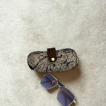 Étui souple noir à motifs floraux blancs – Style chic et pratique