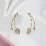Boucles d’oreilles dorées modernes avec pierres transparentes