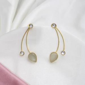 Boucles d’oreilles dorées modernes avec pierres transparentes