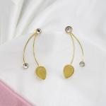 Boucles d’oreilles dorées modernes avec pierres transparentes