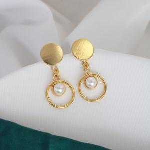 Boucles d’oreilles dorées modernes