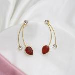 Boucles d’oreilles dorées modernes avec pierres transparentes