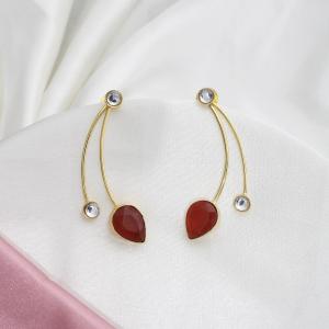Boucles d’oreilles dorées modernes avec pierres transparentes