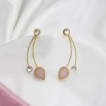 Boucles d’oreilles dorées modernes avec pierres transparentes