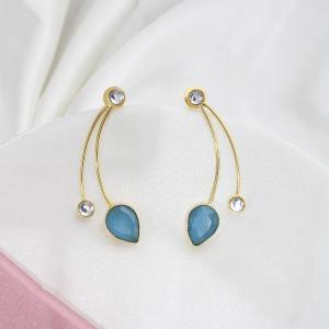 Boucles d’oreilles dorées modernes avec pierres transparentes