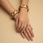 Bracelet peint à la main, bracelet rigide émaillé – Élégance dorée et esprit ethnique