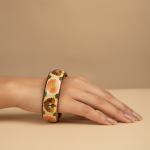 Bracelet peint à la main, bracelet rigide émaillé – Élégance dorée et esprit ethnique