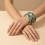 Bracelet peint à la main, bracelet rigide émaillé – Élégance dorée et esprit ethnique