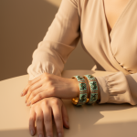 Bracelet peint à la main, bracelet rigide émaillé – Élégance dorée et esprit ethnique