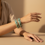 Bracelet peint à la main, bracelet rigide émaillé – Élégance dorée et esprit ethnique