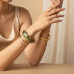 Bracelet peint à la main, bracelet rigide émaillé – Élégance dorée et esprit ethnique