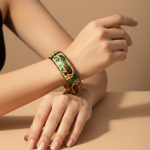Bracelet peint à la main, bracelet rigide émaillé – Élégance dorée et esprit ethnique