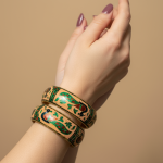 Bracelet peint à la main, bracelet rigide émaillé – Élégance dorée et esprit ethnique
