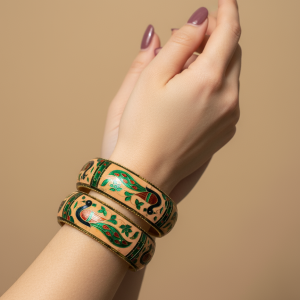 Bracelet peint à la main, bracelet rigide émaillé – Élégance dorée et esprit ethnique