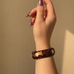 Bracelet peint à la main, bracelet rigide émaillé – Élégance dorée et esprit ethnique