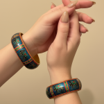 Bracelet peint à la main, bracelet rigide émaillé – Élégance dorée et esprit ethnique