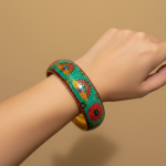Bracelet peint à la main, bracelet rigide émaillé – Élégance dorée et esprit ethnique