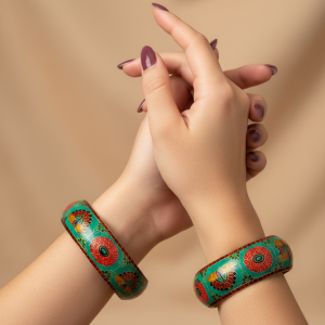 Bracelet peint à la main, bracelet rigide émaillé – Élégance dorée et esprit ethnique