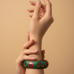 Bracelet peint à la main, bracelet rigide émaillé – Élégance dorée et esprit ethnique