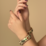Bracelet peint à la main, bracelet rigide émaillé – Élégance dorée et esprit ethnique