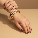 Bracelet peint à la main, bracelet rigide émaillé – Élégance dorée et esprit ethnique