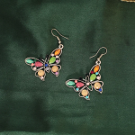 Boucles d’oreilles papillon aux pierres multicolores